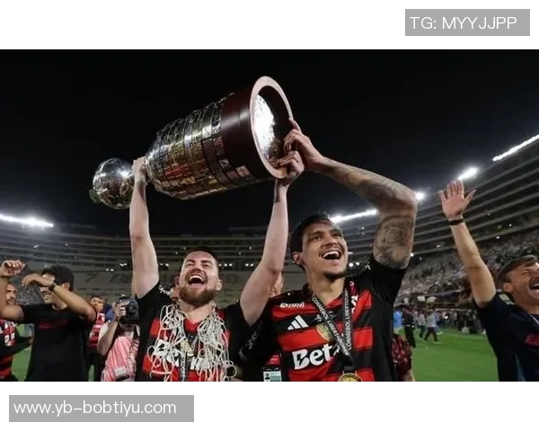 弗拉门戈夺解放者杯现场获颁2400万美元支票庆祝胜利